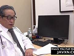 O japoneză excitată experimentează pentru prima oară penisul dur al doctorului