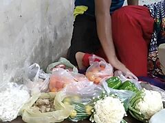 Gadis India berambut merah dengan pakaian seksi menjual sayuran kepada orang asing yang kelaparan